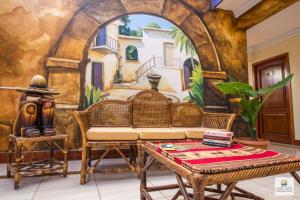 科帕卡巴纳拉戈阿祖尔酒店的一间配有沙发和壁画的房间