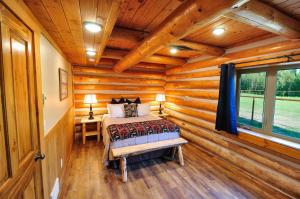 西格拉西尔Paddle Ridge的小木屋内一间卧室,配有一张床