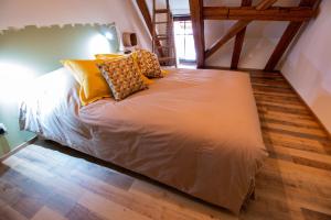 埃圭斯海姆La Grange de Madeleine的一张床上的黄色枕头