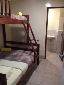 马那瓜Airport Inn Managua的带浴室的客房内的两张双层床