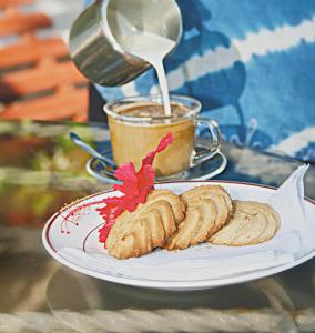 班布里普拉萨海滩酒店的盘子,带饼干和咖啡