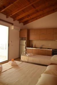 科帕罗Belvedere Adriatica的带两张床的客房和一间带窗户的厨房
