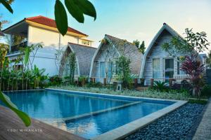龙目岛库塔Lavella Villas Kuta Lombok的房屋前有游泳池的房子