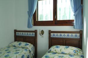 德拉塞尔瓦港Estrella del Mar的一间卧室设有两张床和窗户。
