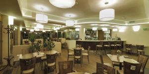 布尔迪山下慕尼雪克艾斯美润健康酒店的一间带桌椅的餐厅和一间酒吧