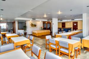 瓜拉派瑞大西洋酒店的用餐室配有桌椅