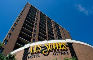 渥太华商旅套房酒店的前面有标志的建筑