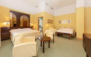 赫雷斯-德拉弗龙特拉Hotel Soho Boutique Jerez的酒店客房设有两张床和电视。