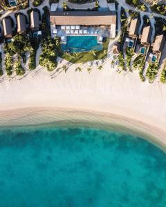 马洛洛斐济第六感度假酒店的享有海滩和海洋的空中景致