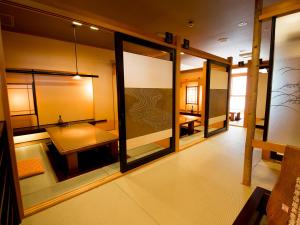 鸣门市凯格苏火影忍者日式旅馆的客房设有桌子和一些玻璃窗