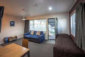 新普利茅斯兰德马克庄园酒店的客厅配有床和沙发
