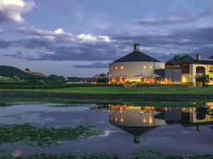 北哈夫洛克Craggy Range Luxury Vineyard Retreat的湖边的一座白色大建筑