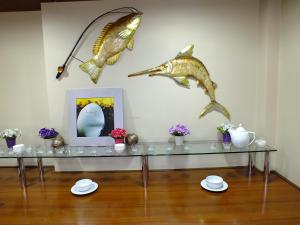 开塞利里佛斯酒店的墙上设有玻璃桌和海豚的房间