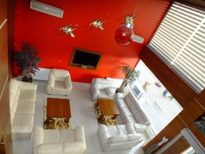 开塞利里佛斯酒店的享有带白色家具的客厅的顶部景色。