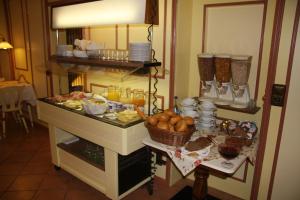 提努姆克里斯廷森酒店的厨房提供自助餐,餐桌上供应食物