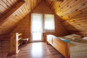 AntaiksnėKaukiškė的小木屋内的卧室,配有床和窗户