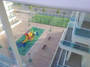 皮莱斯Apartamento playa Piles的大楼内游乐场的空中景致
