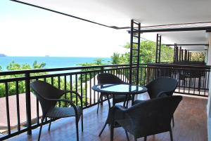 马比尼Altamare Dive and Leisure Resort Anilao的一个带桌椅的海景阳台