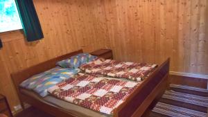 比尔克兰Skogheim Two-Bedroom Cottage的一张床上,床上有两床被子