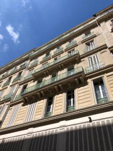 马赛10 rue Chevalier Roze的一座大型建筑的侧面设有窗户