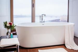 圣彼得堡圣彼得堡酒店的带窗户的浴室内的白色浴缸