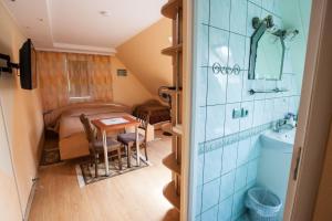 奈达Žvejo namas的小客房设有带水槽和桌子的浴室
