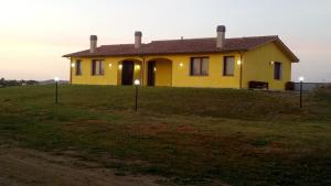 卡帕尔比奥Il Chiosco Giallo的草山顶上的黄色房子