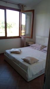 卡帕尔比奥Il Chiosco Giallo的一间卧室设有两张床和两个窗户。