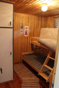 比尔克兰Bergheim Two-Bedroom Cottage的一间小房间,配有双层床和冰箱