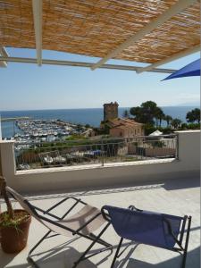 特拉比亚Casa Michela, sea-view apartments的海景阳台上的椅子
