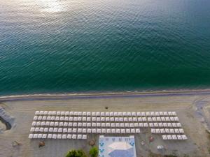 乐托卡亚Olympian Bay Grand Resort的海滩上码头的空中景致