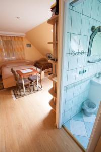 奈达Žvejo namas的小房间设有桌子和浴室