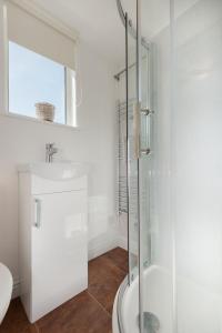 CeresThe Love Shack nr Elie & St Andrews的带淋浴、卫生间和盥洗盆的浴室