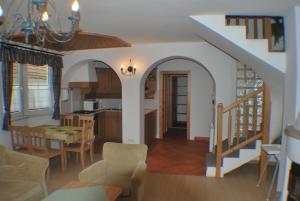 Sarród罗扎利亚温德哈兹旅馆的房屋内的厨房和用餐室,设有楼梯