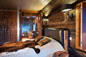 赫根尼斯海朗特尼特精品酒店的一间卧室配有一张带木墙的床