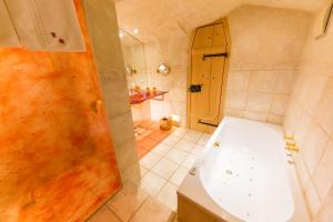 罗森海姆圣加布里埃莱酒店的一间带卫生间和淋浴的浴室