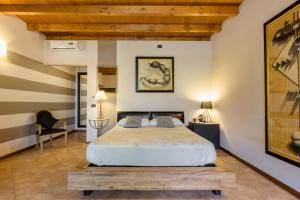 波佐伦戈摩斯卡特罗乡村民宿的一间卧室设有一张大床和木制天花板