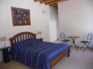巴雷阿尔El Ensueño的卧室配有一张床,墙上挂有绘画作品