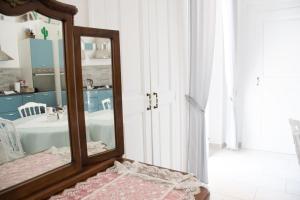 焦维纳佐Casa Bianca的一间带镜子和水槽的浴室