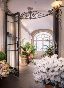 佛罗伦萨托瑞古尔法阿奇亚奥里豪华酒店的一座带门和鲜花的建筑的入口