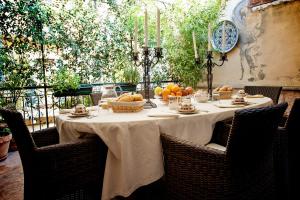 维罗纳波尔莎里住宅酒店的一张桌子,上面有白色的桌布和水果