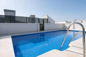 Family apartment Patio&Swimming pool in center Malaga内部或周边的泳池