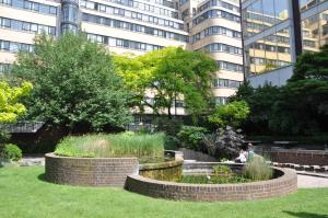 伦敦伦敦金融城马林公寓的一座高楼前的花园