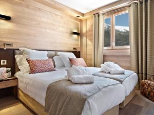 瓦尔莫雷尔Residence Anitea的一间卧室配有一张大床和枕头