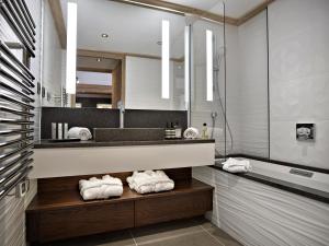 瓦尔莫雷尔Residence Anitea的浴室配有盥洗盆、镜子和毛巾