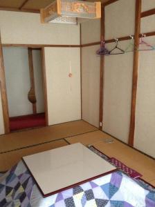 野沢米亚赛卡亚酒店的一间空房间,地板上设有一张桌子和地毯