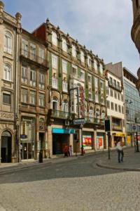 波尔图Hotel Peninsular- Porto的城市街道,城市建筑高大
