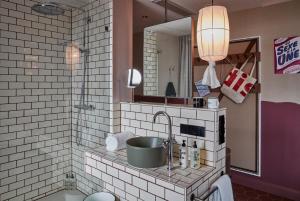 杜塞尔多夫达斯图尔25小时酒店的一间带水槽和镜子的浴室
