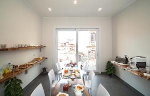 卡利亚里Centro storico via Sassari Accommodation的一间带桌椅和窗户的用餐室