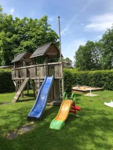 塞基兴PP-Camping Wallersee的一个带滑梯的游乐场和游戏室